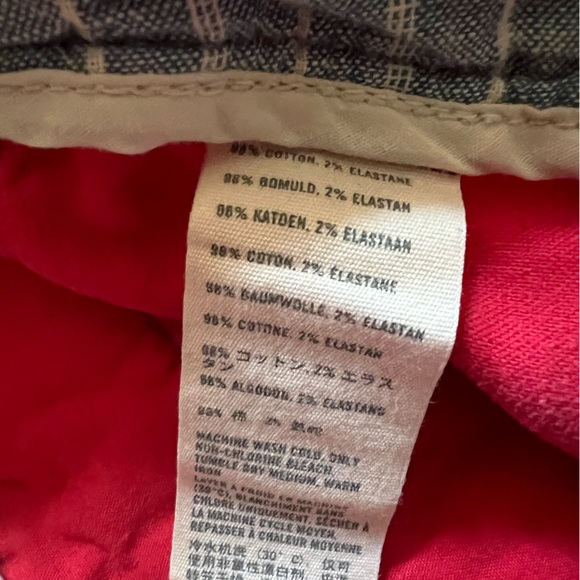 Abercrombie & Fitch red slightly distressed preppy short - Picture 6 of 7